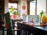 Una mesa con dos vasos encima. en eKhaya Bush Lodge, en Hoedspruit