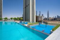 Bazén v ubytování TH-Homes Downtown 2 Bedroom with Burj Khalifa view nebo v jeho okolí