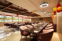 MahuliaThe Natureland的有长桌长椅的餐厅