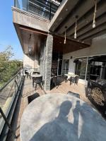 Balkón nebo terasa v ubytování Palm tree suites