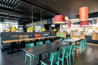 Serways Hotel Weiskirchen Nordにあるレストランまたは飲食店
