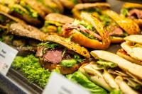 ホテルの敷地内または近くでの食事または食べ物