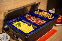 ホテルの敷地内または近くでの食事または食べ物