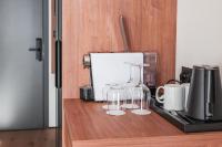 Příslušenství pro přípravu čaje a kávy v ubytování Magnetit Hotel Šumava