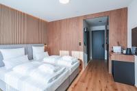 Postel nebo postele na pokoji v ubytování Magnetit Hotel Šumava