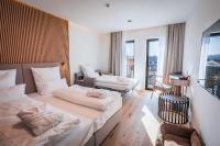 Postel nebo postele na pokoji v ubytování Magnetit Hotel Šumava