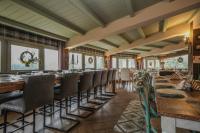 uma grande sala de jantar com uma mesa longa e cadeiras em Pindos Resort em Kraniá