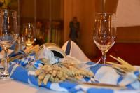 een tafel met twee wijnglazen en een blauw-wit tafelkleed bij Gasthaus Gästekiste in Augsburg