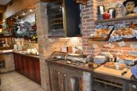 een keuken met een toonbank met brood en eten bij Gasthaus Gästekiste in Augsburg