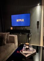 TV a/nebo společenská místnost v ubytování 12 rooms hotel