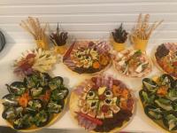 een groep borden met voedsel op een tafel bij Pietrele Doamnei in Pojorâta