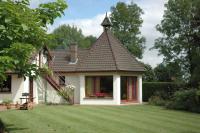 a small house with a roof with a grass yard at La Coulonnière in Wismes