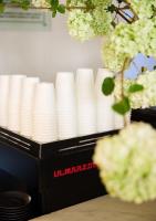 Una pila de vasos de papel blancos sobre una mesa. en The Richmond Hotel - Adelaide, en Adelaida