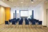 Ramada by Wyndham Amsterdam Airport Schipholにあるビジネスエリアまたは会議室