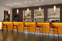 Ramada by Wyndham Amsterdam Airport Schipholにあるラウンジまたはバー