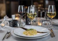 ノートにあるTenuta San Marcoのテーブルの上に置かれたワイングラスの置かれた料理の皿