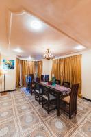 古尔马尔格Chinar Wood Cottage的餐厅里有一张桌子和几把椅子