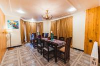 古尔马尔格Chinar Wood Cottage的餐厅里有一张桌子和几把椅子