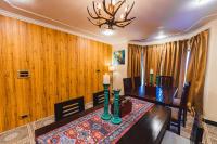 古尔马尔格Chinar Wood Cottage的一间有桌子和枝形吊灯的餐厅