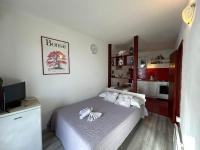Posteľ alebo postele v izbe v ubytovaní Seafront Studio Apartment+Balcony