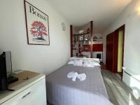 Posteľ alebo postele v izbe v ubytovaní Seafront Studio Apartment+Balcony