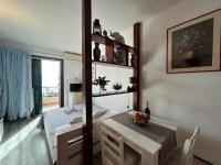 Posteľ alebo postele v izbe v ubytovaní Seafront Studio Apartment+Balcony
