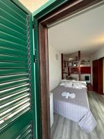 Posteľ alebo postele v izbe v ubytovaní Seafront Studio Apartment+Balcony
