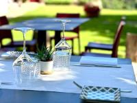 un tavolo blu con due bicchieri di vino sopra di Agriturismo Ronchi Rò a Lonzano