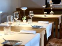 un tavolo con bicchieri da vino sopra di Agriturismo Ronchi Rò a Lonzano