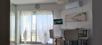 Telewizja i/lub zestaw kina domowego w obiekcie Charmant studio à Cros de Cagnes