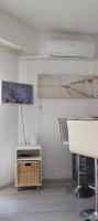 Telewizja i/lub zestaw kina domowego w obiekcie Charmant studio à Cros de Cagnes