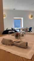 una mesa con un cuenco de cristal encima en Agriturismo Donec, en Ponte di Legno