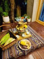 una mesa con un plato de comida y maíz en un porche en Natural Garden BMT, en Buon Ma Thuot