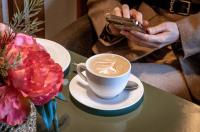 Příslušenství pro přípravu čaje a kávy v ubytování Hotel Mirage Düsseldorf-Neuss