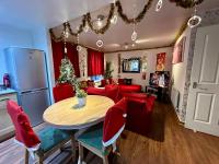 TV a/nebo společenská místnost v ubytování London 2 Bed 2 Bath Apartment Holiday Home - Free Parking - 3min walk to the Train station - 19min to London Liverpool Street 5min to Victoria Line 1GB Broadband super fast Internet GROUND FLOOR 100s of shops restaurants bakeries 24-hour ASDA superstore