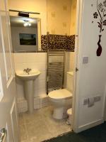 Koupelna v ubytování London 2 Bed 2 Bath Apartment Holiday Home - Free Parking - 3min walk to the Train station - 19min to London Liverpool Street 5min to Victoria Line 1GB Broadband super fast Internet GROUND FLOOR 100s of shops restaurants bakeries 24-hour ASDA superstore