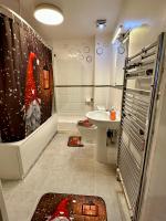 Koupelna v ubytování London 2 Bed 2 Bath Apartment Holiday Home - Free Parking - 3min walk to the Train station - 19min to London Liverpool Street 5min to Victoria Line 1GB Broadband super fast Internet GROUND FLOOR 100s of shops restaurants bakeries 24-hour ASDA superstore
