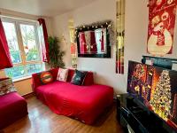 Posezení v ubytování London 2 Bed 2 Bath Apartment Holiday Home - Free Parking - 3min walk to the Train station - 19min to London Liverpool Street 5min to Victoria Line 1GB Broadband super fast Internet GROUND FLOOR 100s of shops restaurants bakeries 24-hour ASDA superstore