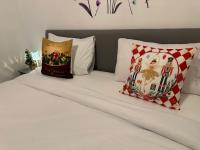 Postel nebo postele na pokoji v ubytování London 2 Bed 2 Bath Apartment Holiday Home - Free Parking - 3min walk to the Train station - 19min to London Liverpool Street 5min to Victoria Line 1GB Broadband super fast Internet GROUND FLOOR 100s of shops restaurants bakeries 24-hour ASDA superstore
