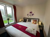 Postel nebo postele na pokoji v ubytování London 2 Bed 2 Bath Apartment Holiday Home - Free Parking - 3min walk to the Train station - 19min to London Liverpool Street 5min to Victoria Line 1GB Broadband super fast Internet GROUND FLOOR 100s of shops restaurants bakeries 24-hour ASDA superstore