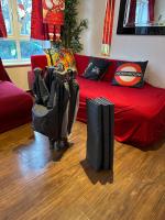 Posezení v ubytování London 2 Bed 2 Bath Apartment Holiday Home - Free Parking - 3min walk to the Train station - 19min to London Liverpool Street 5min to Victoria Line 1GB Broadband super fast Internet GROUND FLOOR 100s of shops restaurants bakeries 24-hour ASDA superstore