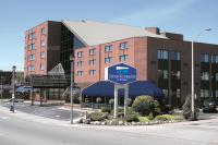 un edificio con un paraguas azul delante de él en Clifton Victoria Inn at the Falls, en Niagara Falls