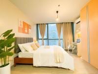 Prime BGC Condo: Uptown Mall & Hyatt #ournw21nにあるベッド