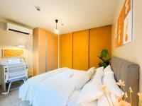 Prime BGC Condo: Uptown Mall & Hyatt #ournw21nにあるベッド