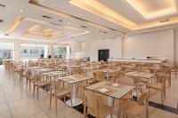 En restaurant eller et andet spisested på Afandou Bay Village Resort Hotel