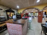 HOTEL PASTERAL RIU TER في La Cellera de Ter: بار في مطعم بجدار من الطوب