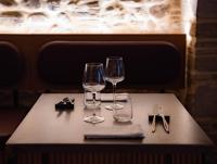 twee wijnglazen en een servet op een tafel bij La Corte degli Archi in Benevento