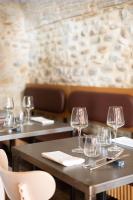 een rij tafels in een restaurant met wijnglazen bij La Corte degli Archi in Benevento