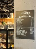 uma placa de giz na parede de uma padaria em MT Suites ApartHotel em Budapeste