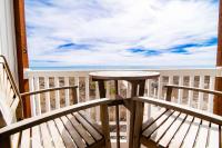 ein Tisch auf einem Balkon mit Blick auf das Meer in der Unterkunft Windy Waves Top Location w Pool in Myrtle Beach